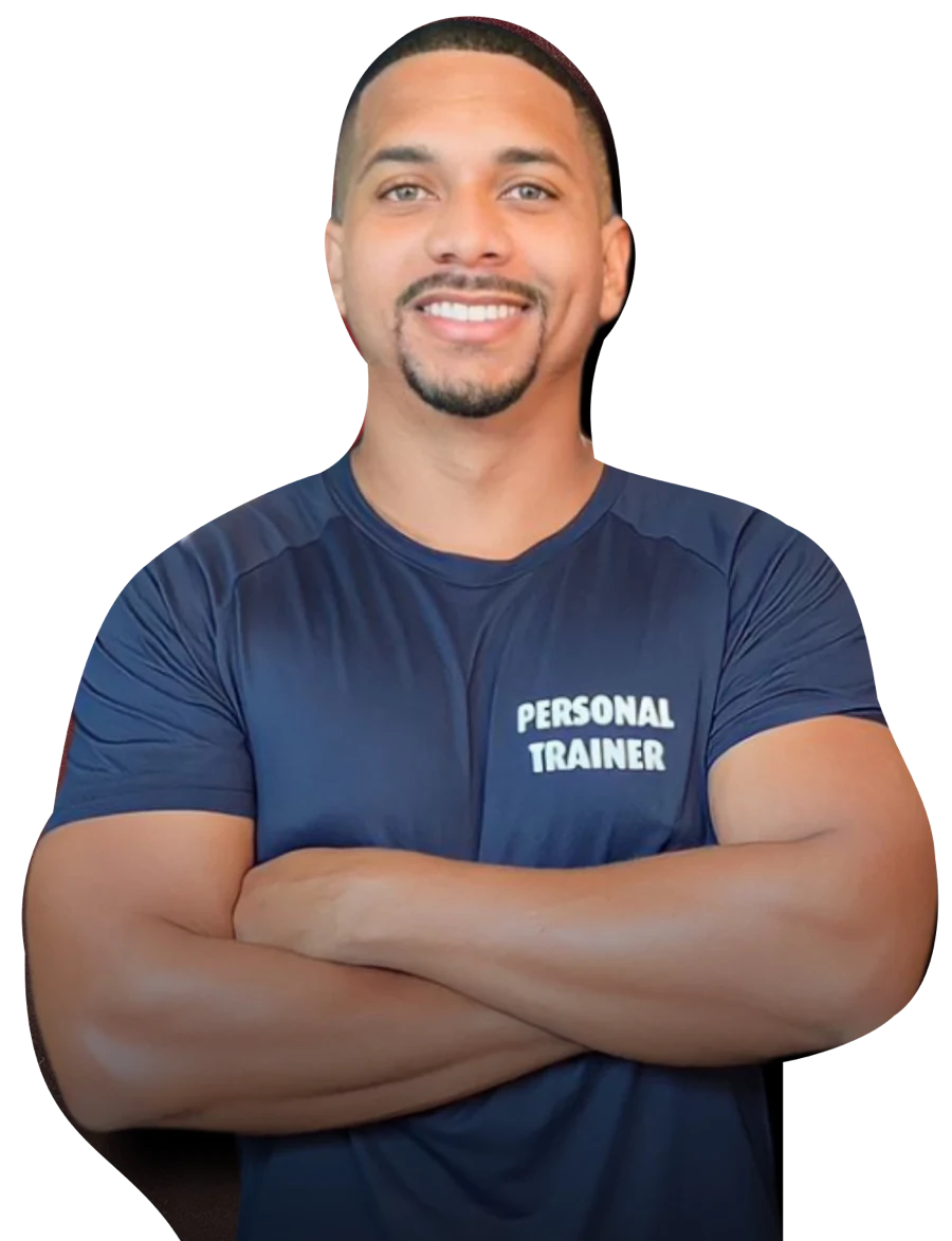 André Pinto, personal trainer, sorrindo com os braços cruzados